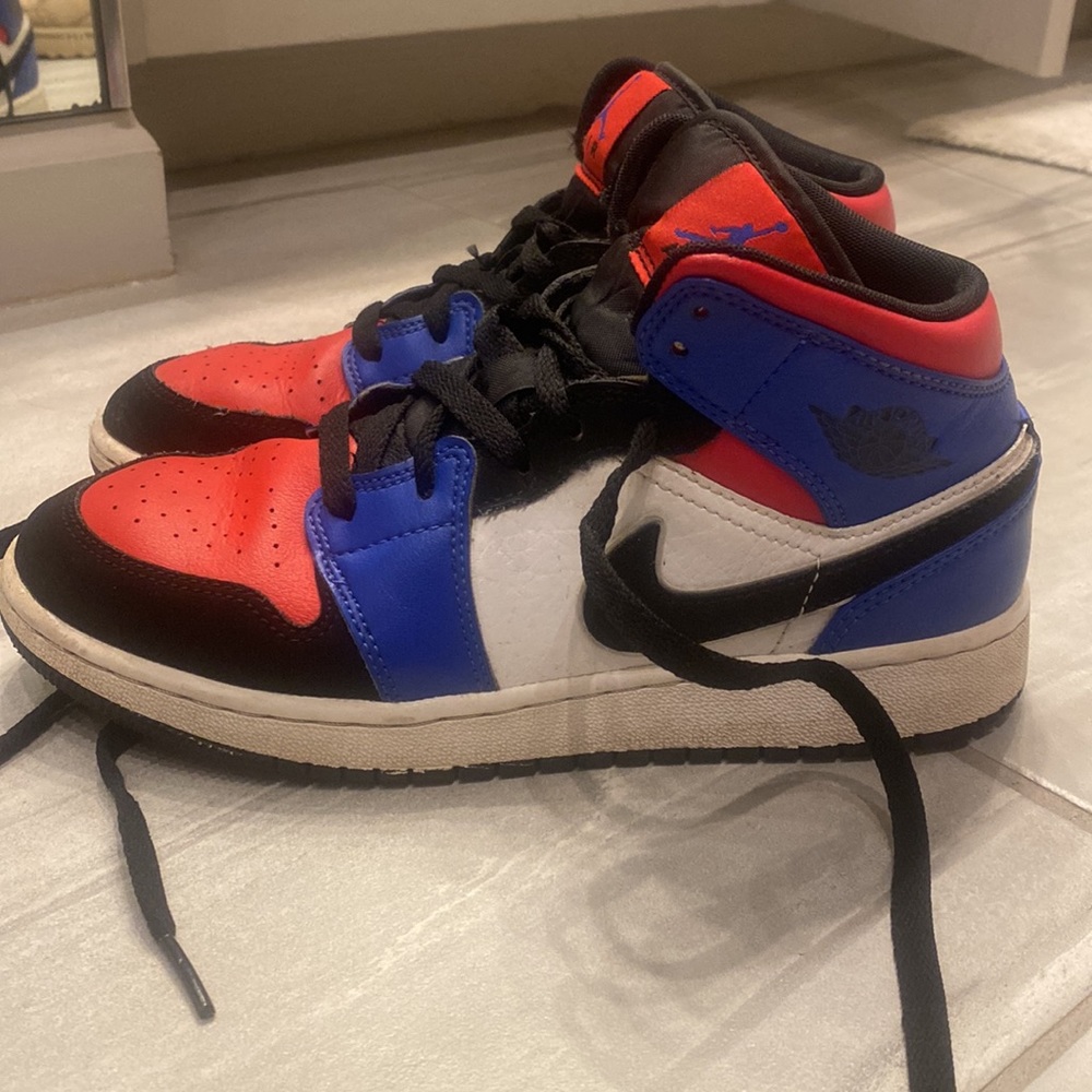 Nike Jordan’s retro mid